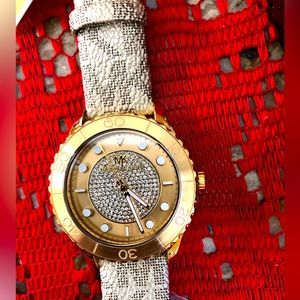 🧡🔥 amazing woman Michael Kors Runway Three-Hand Gold-Tone PVC Watch🌹